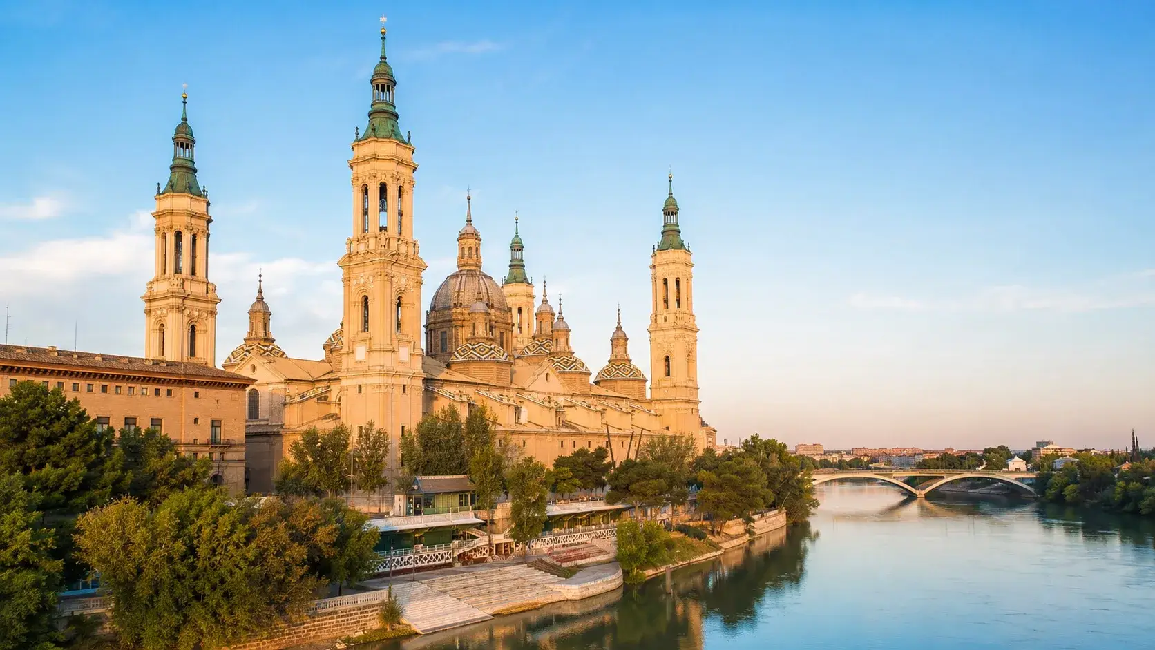 Basílica del Pilar de Zaragoza junto al río Ebro al amanecer