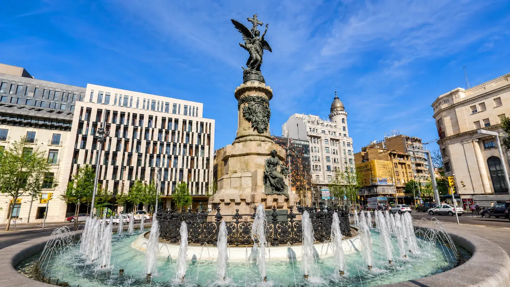 Plaza de España de Zaragoza con la fuente monumental y el Paseo de la Independencia
